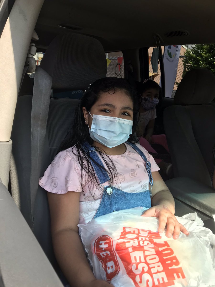 BRangel_EdD's tweet photo. Thrilled to see our 🤗🤗🤗 @elite_stem students receiving their Primary Instructional Materials via curbside @ryss_tccc @AdrianaTamez13 @davidscorpus #SafetyFirst #WhereLearningHappens https://t.co/gxqzLPU0DW