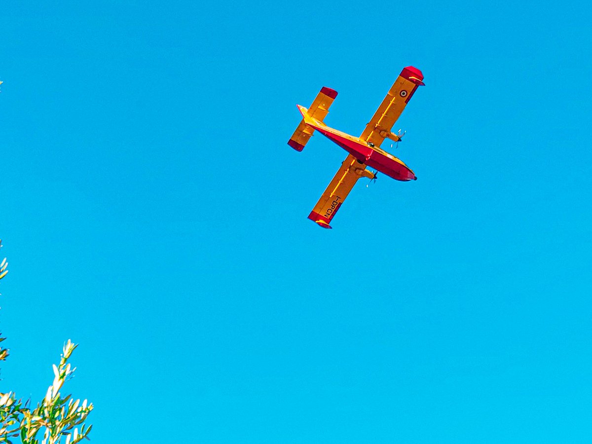 Driftman93's tweet photo. #Canadair #IDPCN #CL2T 
🇮🇹in azione in #Sardegna per un #Incendio vicino #Padru
🇬🇧 fighting against a #Fire in #Sardinia
@emergenzavvf https://t.co/dSnHleMdom