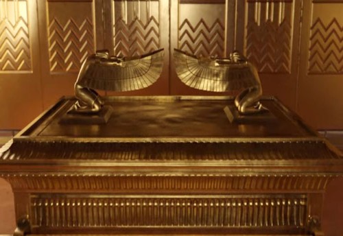 LearnMoshiach's tweet image. * Every single Jew, without exception, will be able to enter the Kodesh Hakadashim of the third Beis Hamikdash. View clip (1:32)-- bit.ly/31uBwEM *