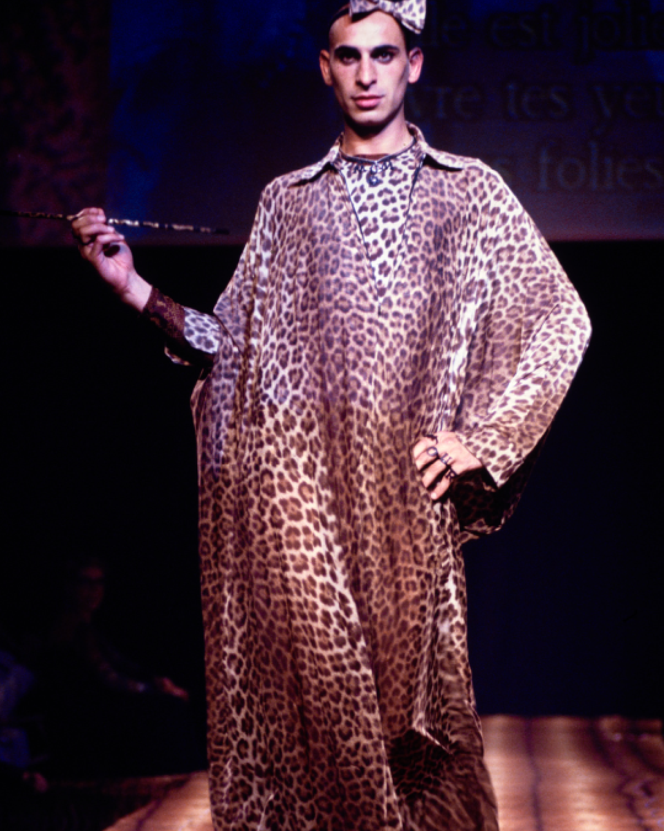JPGaultier's tweet photo. Let’s roar for #JeanPaulGaultier’s androgynous gang walking down the catwalk in leopard printed dress, fake abs shirt and (not so) necessary jacket revealing shaped silhouettes. #Menswear #SS96
Photographed by #PatriceStable. https://t.co/c7BxM77uWk