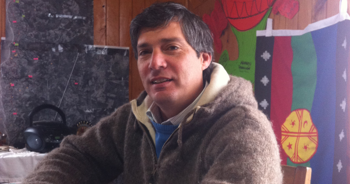 Tirua Chile: junto a indígenas mapuches detienen en Chile a sacerdote jesuita @BrescianiCarlos. Jesuitas chilenos rechazan “violencia y arbitrariedad” del Estado y Carabineros en desalojo de municipalidad y denuncian la detención bit.ly/2XzvX72