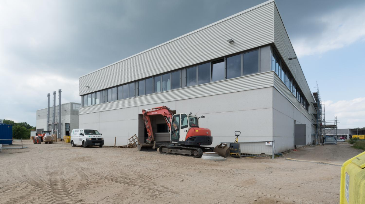 IrwinDSimon's tweet photo. We have completed the construction of our facility in Germany and we are currently in the process of moving our machinery in. Once fully operational it is going to be one of the most advanced indoor growing facilities worldwide. $APHA https://t.co/nkWVHC4gNF