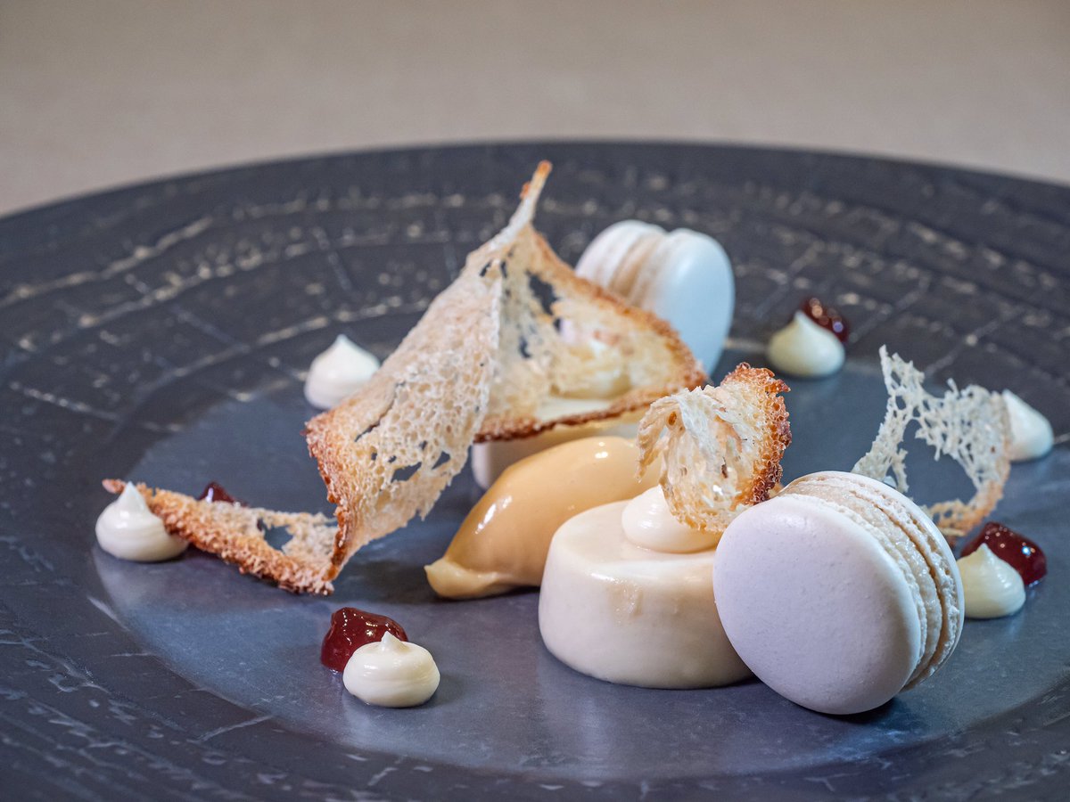 Nos encanta el queso. El verano también es para disfrutarlo en #Etimo. No te pierdas nuestra selección de Quesos de Cabra y Oveja, que acompañamos de pera, mango y macadamia! 😋 

#quesos #postre #verano #guiarepsol #solrepsol #verano #restaurantesmadrid #cheese #instafood