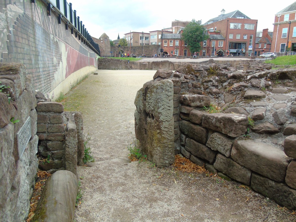 DrJEBall's tweet photo. The remains (in some places partially reconstructed) of the #Roman amphitheatre at #Chester.
Built in the late C1st AD, & was used sporadically until around AD 350. It lay just outside the Deva legionary fortress, & had a capacity of 8000+ spectators.
#RomanSiteSaturday https://t.co/8wgmqJ4iEz