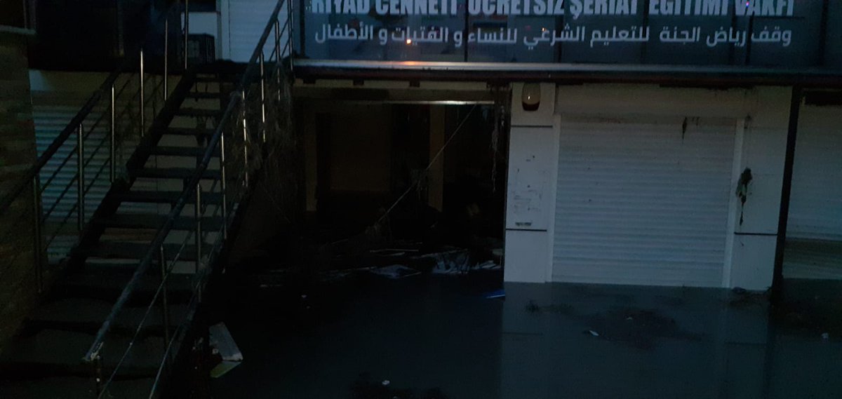 EsbeFuar's tweet photo. Haziran ayında Esenyurtta yaşanan sel felaketinden dolayı işyerimi kaybettim vrüs nedeniyle Altı Aydır kapalı Belediye yardım yapılaçak dedi fakat şuan heryeri arıyoruz herkurum bir birine sallıyor bizde bu milletin evladıyız neden kimse cevap vermiyor çok üzgünüm bu durumdan https://t.co/Cmy0rbkLrY