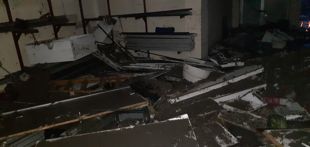 EsbeFuar's tweet photo. Haziran ayında Esenyurtta yaşanan sel felaketinden dolayı işyerimi kaybettim vrüs nedeniyle Altı Aydır kapalı Belediye yardım yapılaçak dedi fakat şuan heryeri arıyoruz herkurum bir birine sallıyor bizde bu milletin evladıyız neden kimse cevap vermiyor çok üzgünüm bu durumdan https://t.co/Cmy0rbkLrY