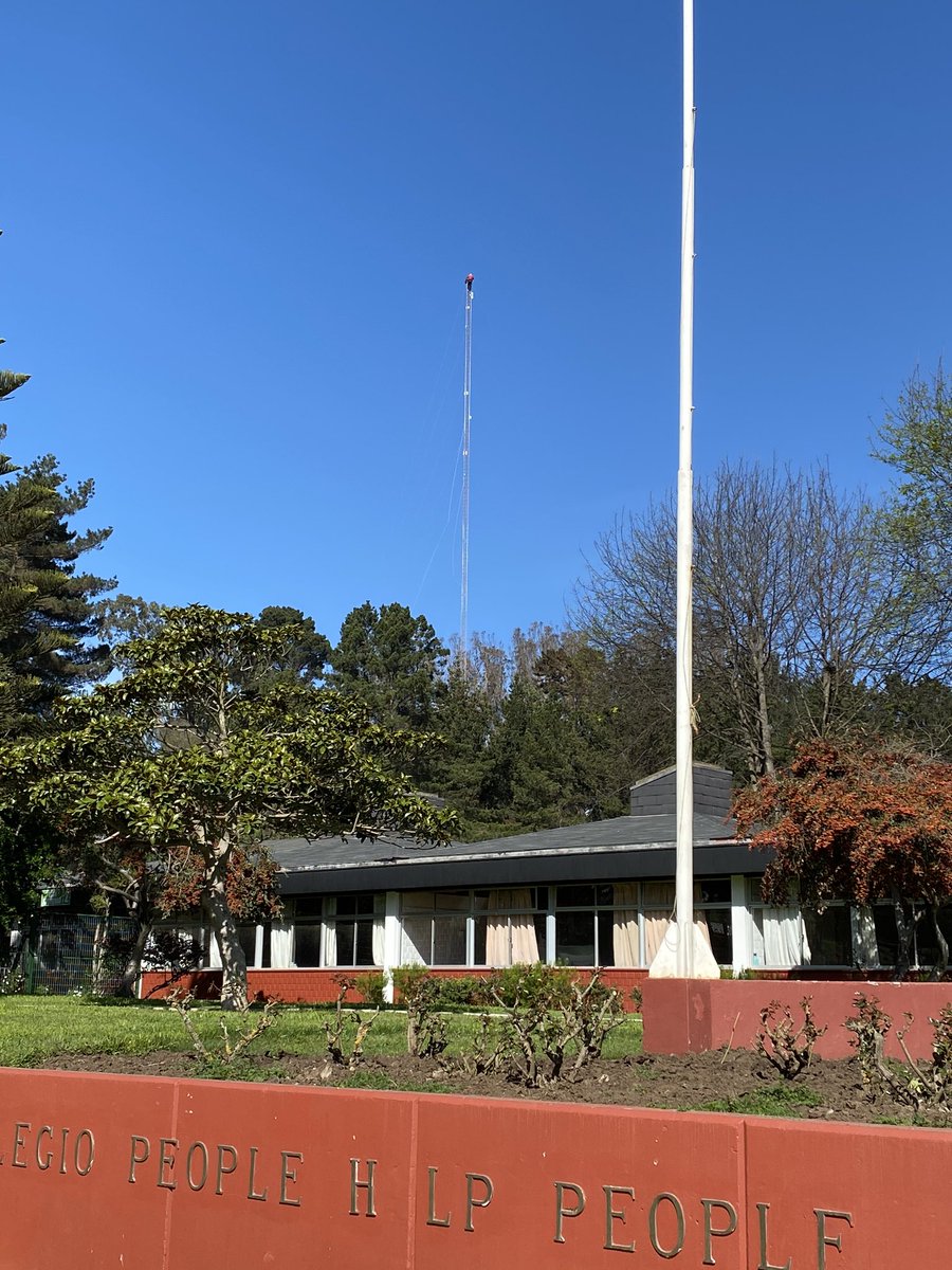 daem_stodomingo's tweet photo. Personal de #Webpcx trabajando en la configuración de las antenas que reestablecerán el servicio de internet, y telefonía IP a los establecimientos educacionales rurales de nuestra comuna. Trabajo necesario tras el impacto de dos⚡️ en la antena de El Convento. https://t.co/kHXutCDV94