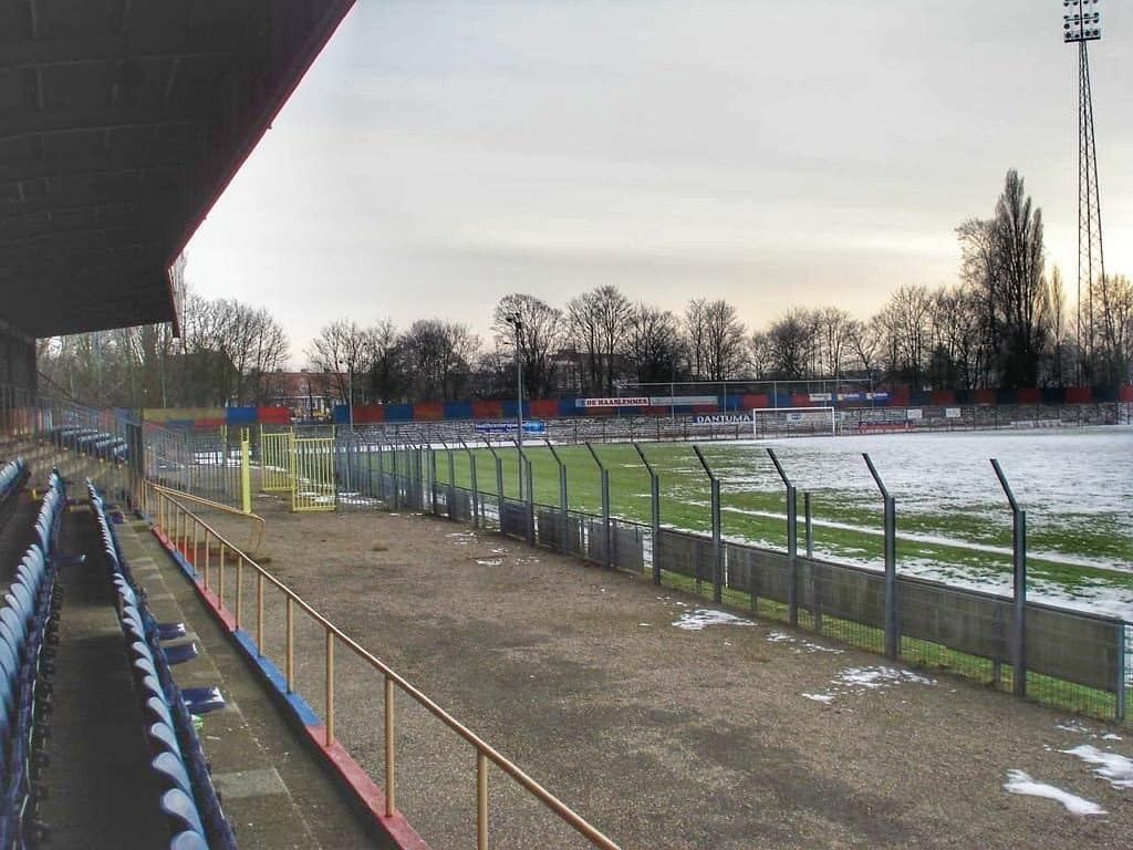stadiongebod's tweet photo. Another throwback: Haarrrlem in 2010 just after the club was dissolved and their ground was still intact (for the most part, that is).

#Haarlem #fchaarlem #bfc #stadzonderclub #indenbanvanabe #lostgrounds #lostground #groundhopping #throwback🔙 #thro… https://t.co/AWIgLNR0Zg https://t.co/CNwQBN3Muo
