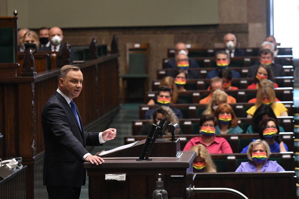 AndrzejRysuje's tweet photo. Zdjęcie z zaprzysiężenia Andrzeja Dudy, stojącego na tle posłanek w tęczowych maseczkach, znikło oficjalnego konta Sejmu. Naprawmy błąd i dopilnujmy, by wszyscy zobaczyli 🙃 https://t.co/7TaT5DtzhB
