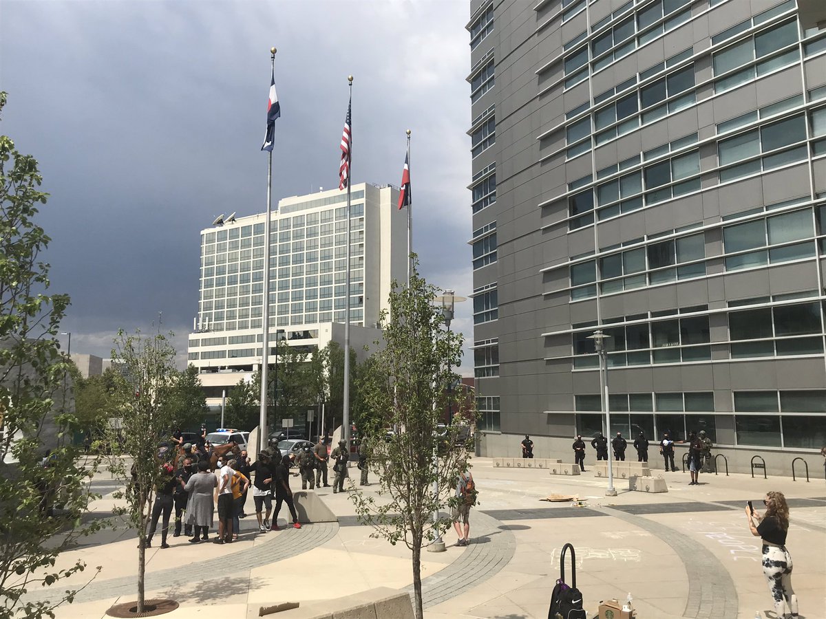 Yoast_Law's tweet image. Officers in green fariguites &amp;amp; DPD including officers on horseback have arrived at the state building. @Baumgartner_Law #denverprotests