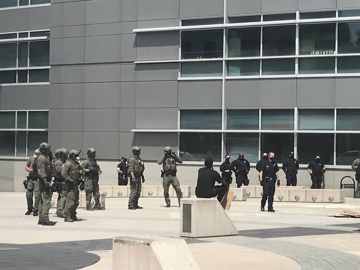 Yoast_Law's tweet image. Officers in green fariguites &amp;amp; DPD including officers on horseback have arrived at the state building. @Baumgartner_Law #denverprotests