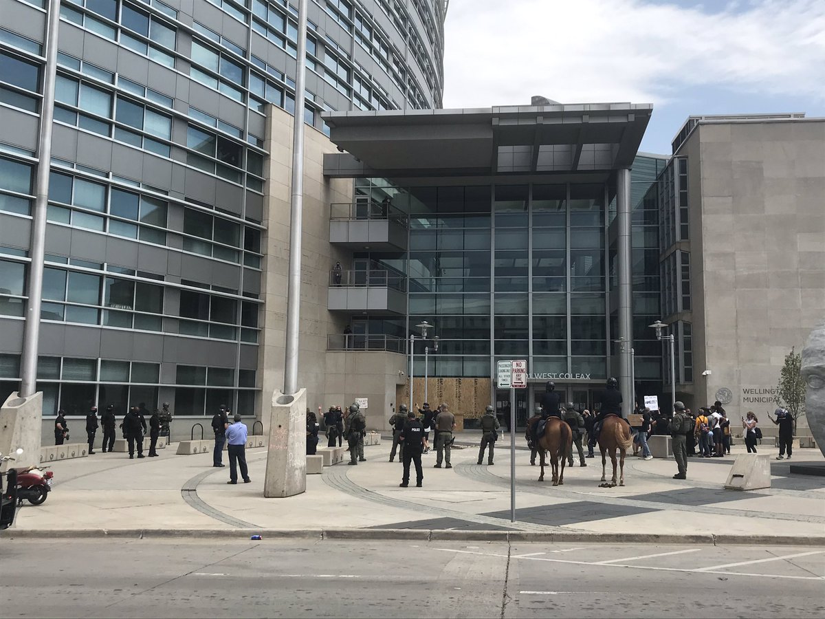 Yoast_Law's tweet image. Officers in green fariguites &amp;amp; DPD including officers on horseback have arrived at the state building. @Baumgartner_Law #denverprotests