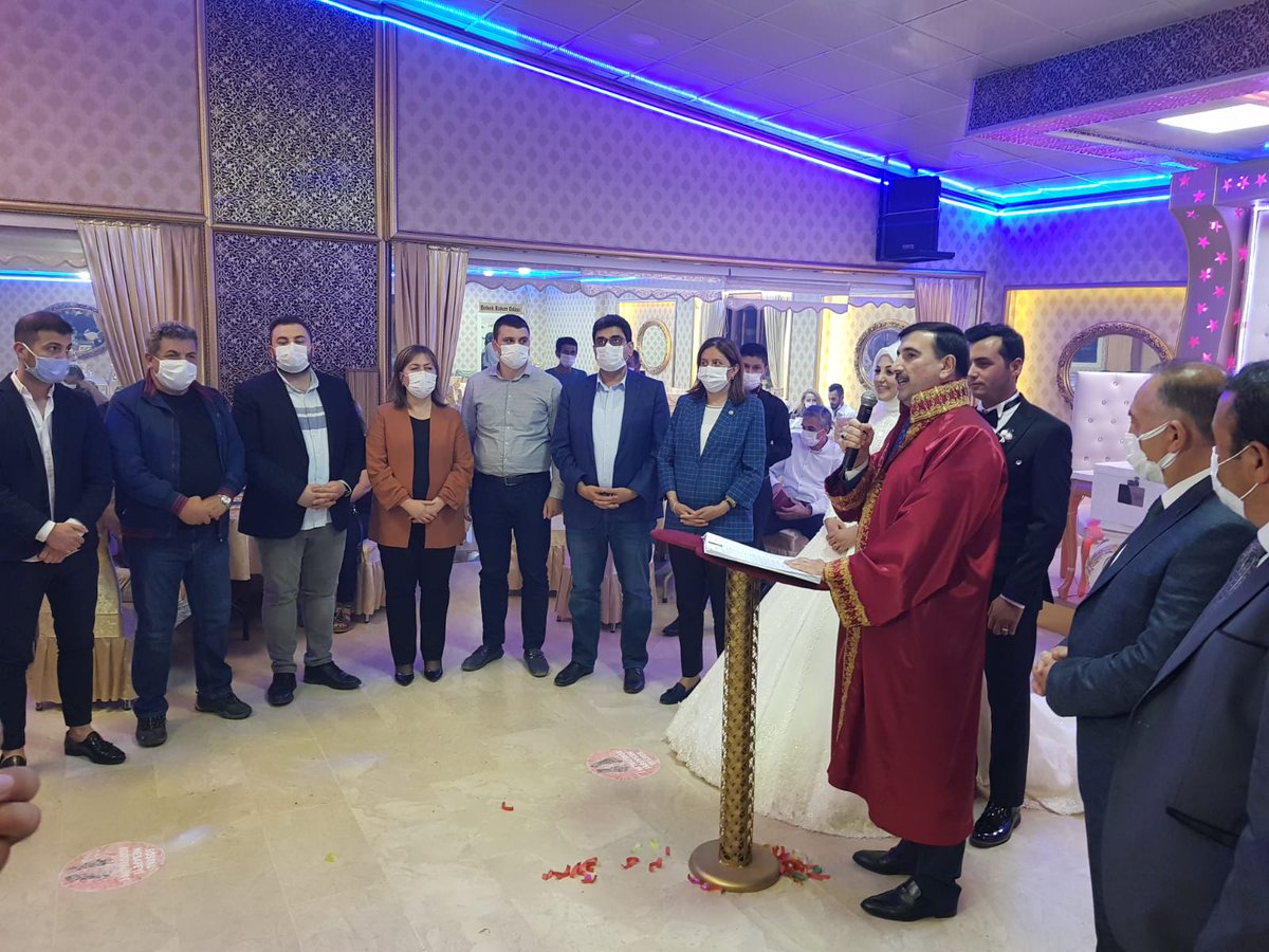 sivasavsh's tweet photo. Personelimizin nikah törenine katıldık. Çiftimizin nikah şahitliğini Sivas Milletvekillimiz Sn. @SemihaEkinci58, AK Parti İl Başkanı @hakanaksu58 ve İl Müdürümüz @haruntan58 yaptı. Çiftimize bir ömür boyu mutluluklar dileriz.
@ZehraZumrutS https://t.co/wf6SFY0QfH