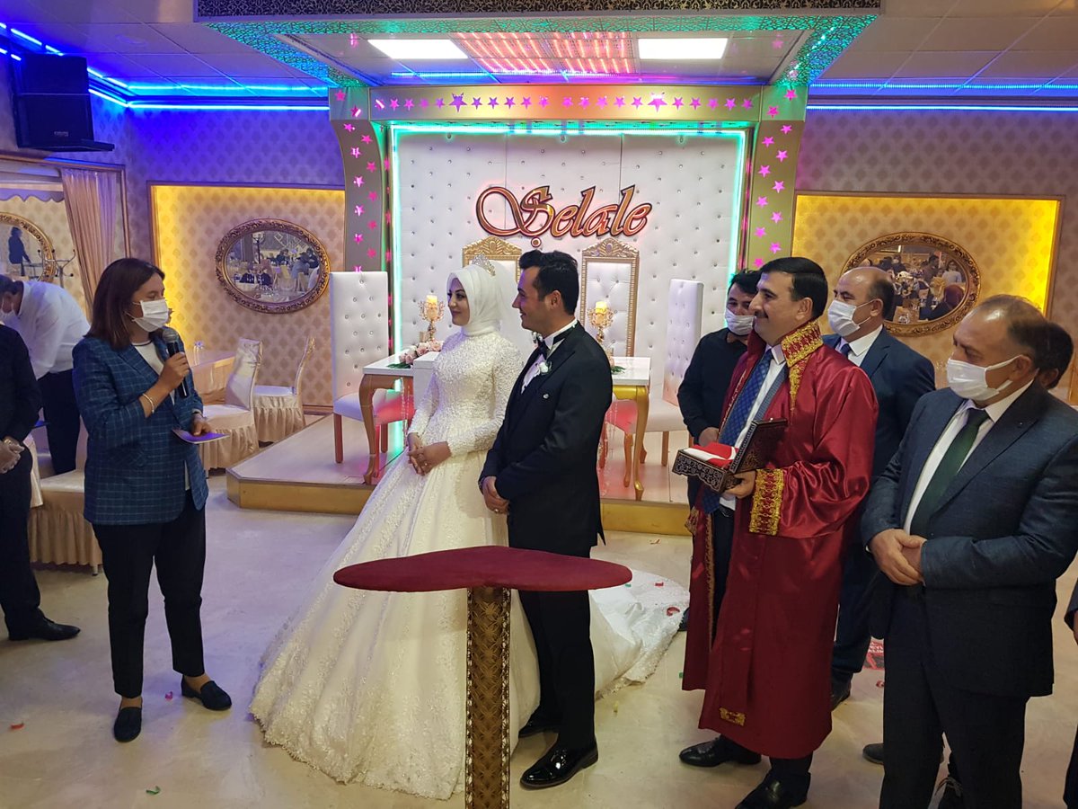 sivasavsh's tweet photo. Personelimizin nikah törenine katıldık. Çiftimizin nikah şahitliğini Sivas Milletvekillimiz Sn. @SemihaEkinci58, AK Parti İl Başkanı @hakanaksu58 ve İl Müdürümüz @haruntan58 yaptı. Çiftimize bir ömür boyu mutluluklar dileriz.
@ZehraZumrutS https://t.co/wf6SFY0QfH
