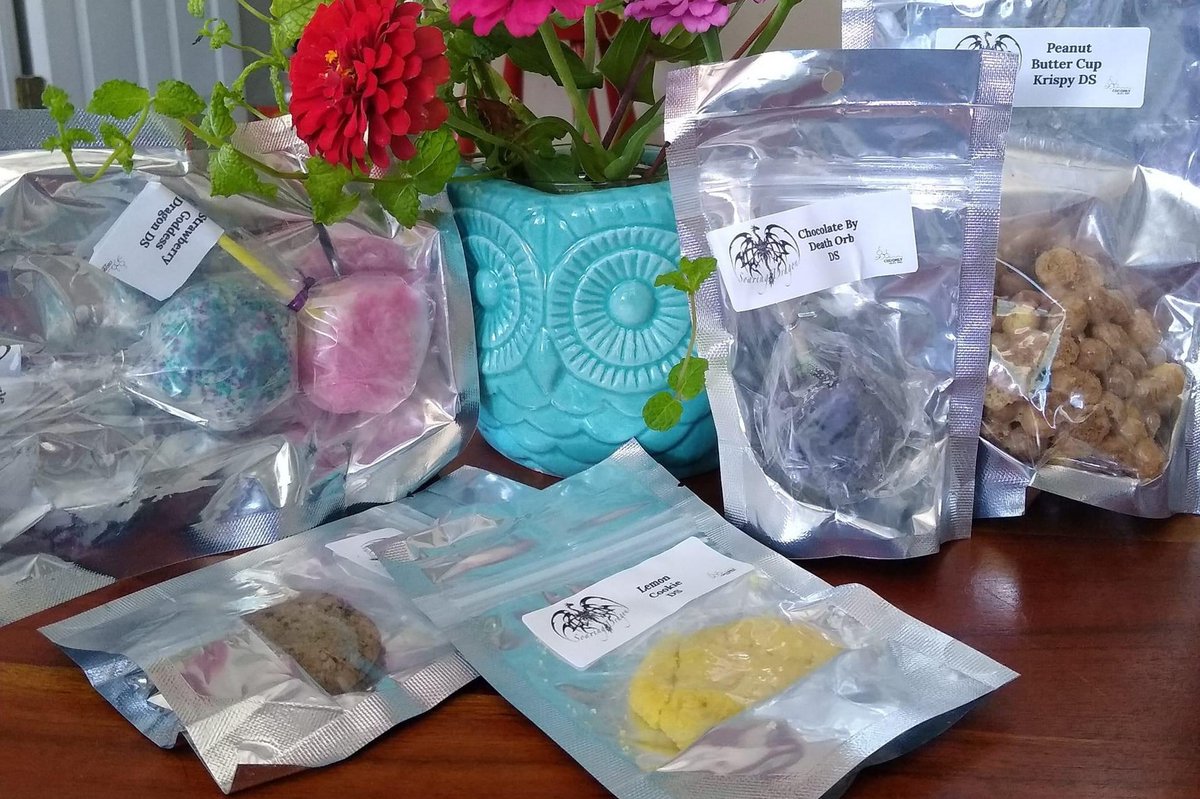 roaringsde's tweet photo. What are yall digging into today? I think maybe an orb or even a ds Blueberry Muffin โค๏ธโค๏ธ Donโt miss the PDS tonight there will be some amazing goodies to grab ๐
#infusedsweets #sdllc #thursdayvibes #dragonmagic https://t.co/H3bESphI3s