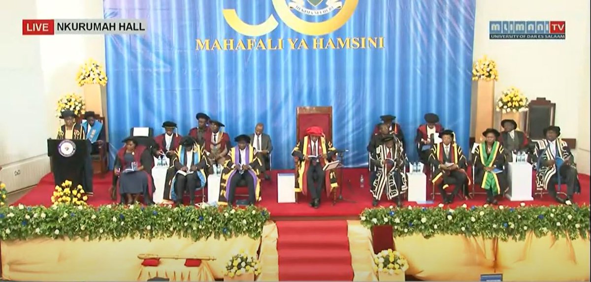 MZRH_tz's tweet photo. Mkurugenzi Mtendaji MZRH Dkt. Godlove Mbwanji amewaongoza wahitimu 25 waliofuzu kutunikiwa digrii ya udaktari wa binadamu ya Chuo Kikuu cha Dar es Salaam kula kiapo cha uwanifu na utii wa miiko ya udaktari kabla ya kupewa madaraka haki na mashari ya kazi muhimu ya udaktari. https://t.co/XdcPbZrOc8