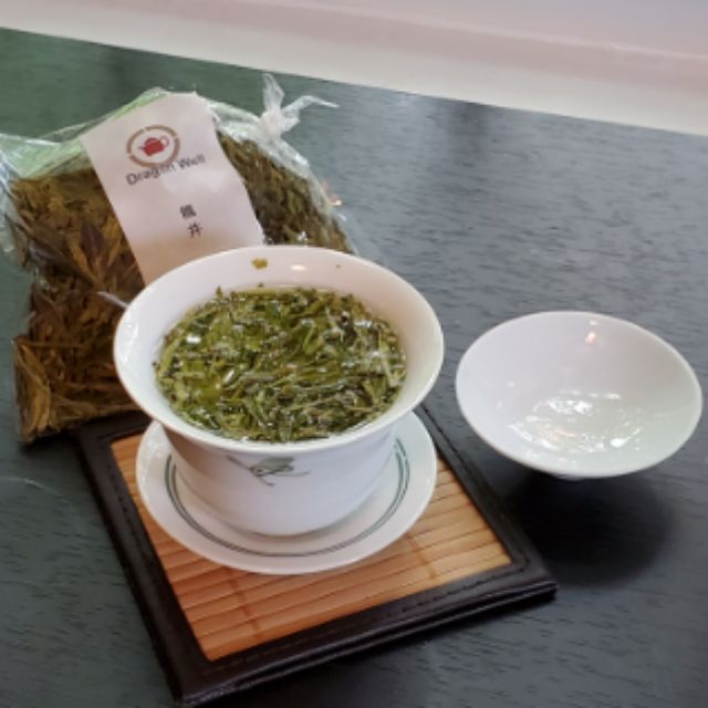 Daily tea timeDragon well (龍井)This is possibly the most "classic" green tea, and usually where I suggest people start in terms of green tea. Using a cha chong to drink it which is convenient, but also means I need to try to drink each cup/infusion before it steeps too long.