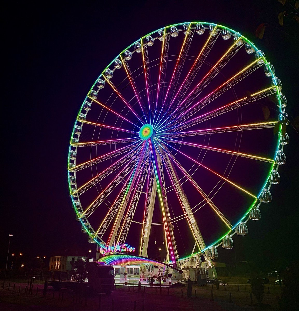 RalphStanger's tweet photo. Ein Farbtupfer in Corona-Zeiten 🎡
#badduerkheim #citystar
Foto©️ https://t.co/htj4mEJUUN