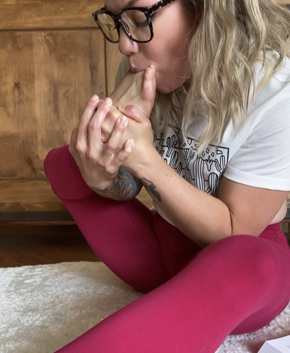 HOSoles's tweet photo. Misstinytootsies plump white girl soles https://t.co/3ByBz6vFEl