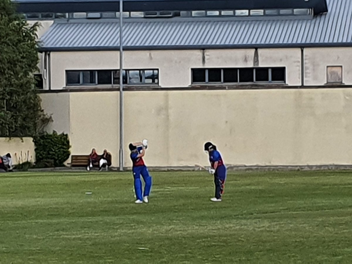 After 6 overs Clontarf are 32/1 Aoife Brennan 19*, Gaby Lewis with the wicket, Coulter-Reilly caught behind 8, Laura Cullen the new bat