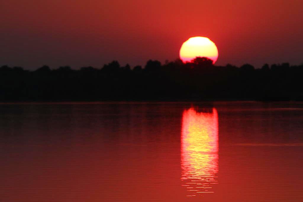 RoyalChundu's tweet photo. โAnd your arm felt nice wrapped 'round my shoulder
I had a feeling that I belonged
I had a feeling I could be someone, be someone, be someone...โ ๐ถ
~ Tracy Chapman
#thursdaytunes #zambezilove
#theroyalchunduexperience #thatsunset @RelaisChateaux @We_Are_Africa
#zambia https://t.co/5W6O70WUo1