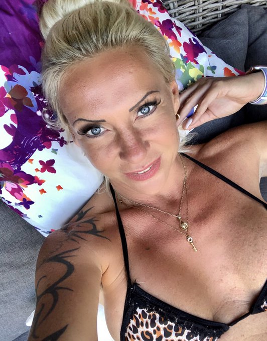 Euch allen einem entspannten Abend 💋😉 https://t.co/8htxKkIkDQ<a href="/tag/blond"class="tags"><span>#blond</span></a><a href="/tag/sexy"class="tags"><span>#sexy</span></a><a href="/tag/highheels"class="tags"><span>#highheels</span></a><a href="/tag/leder"class="tags"><span>#leder</span></a><a href="/tag/pornwoman"class="tags"><span>#pornwoman</span></a>