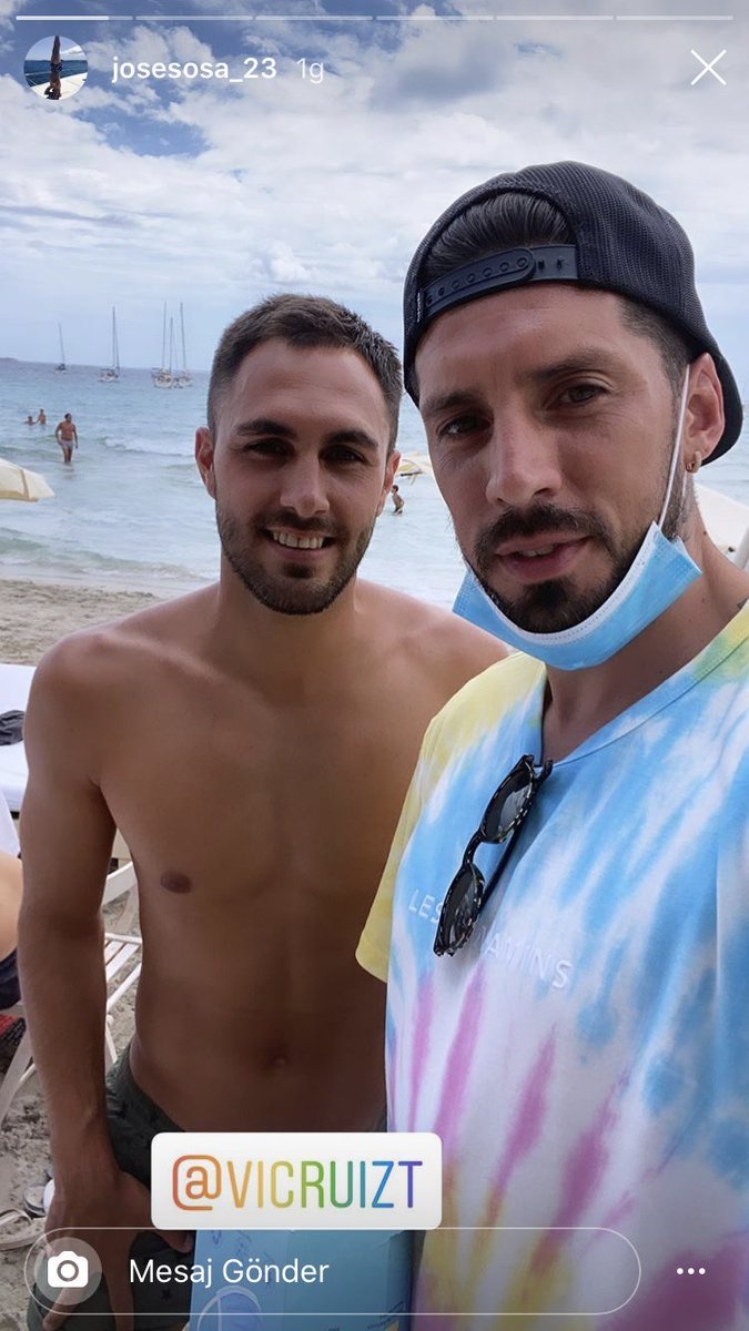 Sportotem's tweet photo. 📸 Sosa tatilde, Beşiktaş ile sözleşmesini fesh edip serbest kalan Ruiz ile birlikte. https://t.co/hDEMsczxLF