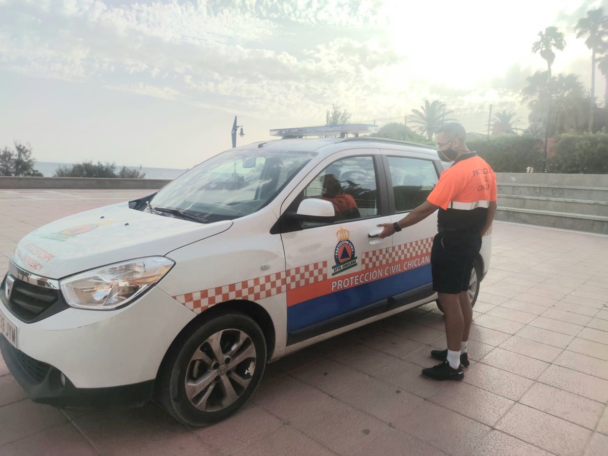 ProCiv_Chiclana's tweet photo. #PlayaSegura🏖Otra jornada de compromiso social, de voluntariado, de esfuerzo colectivo. Entre tod@s venceremos al virus! #RespetaLasNormas https://t.co/5DdD2pkXPu