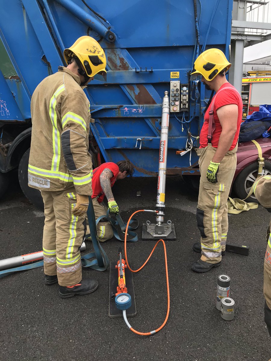 AFRSPatchway's tweet image. Good shift for #STN04R working with lots of other stations. RTC and LGV training with @AFRSAvonmouth and @AFRSYate followed by an RTC with @AFRSSouthmead and a barn fire with @AFRSKingswood and Yate to end the day. Thank you to the #SwanSmokehouse for some much needed water!