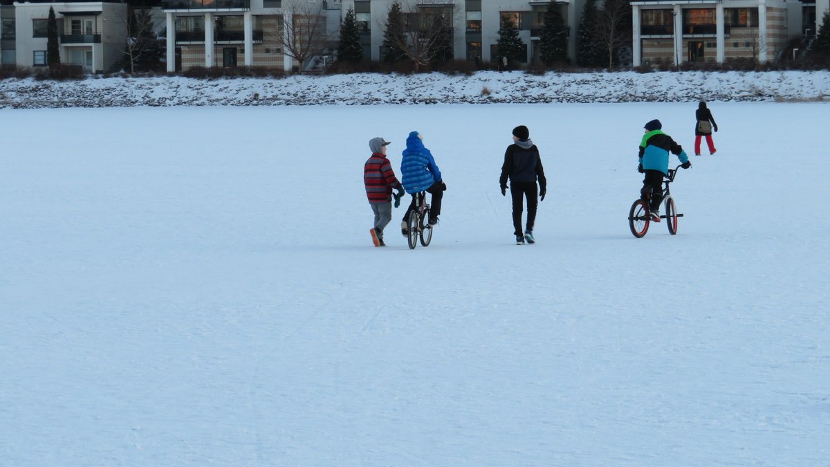 Penalosa_G's tweet photo. Walking &amp; Cycling &amp; use of Parks are 52 week a year activities. Substantially decreases, where it's NOT safe or no programming. Need to change mindsets of City staff &amp; elected officials in all cities with four seasons.  #CitizensAlive: Healthier &amp; Happier. https://t.co/AdixAjxhIO
