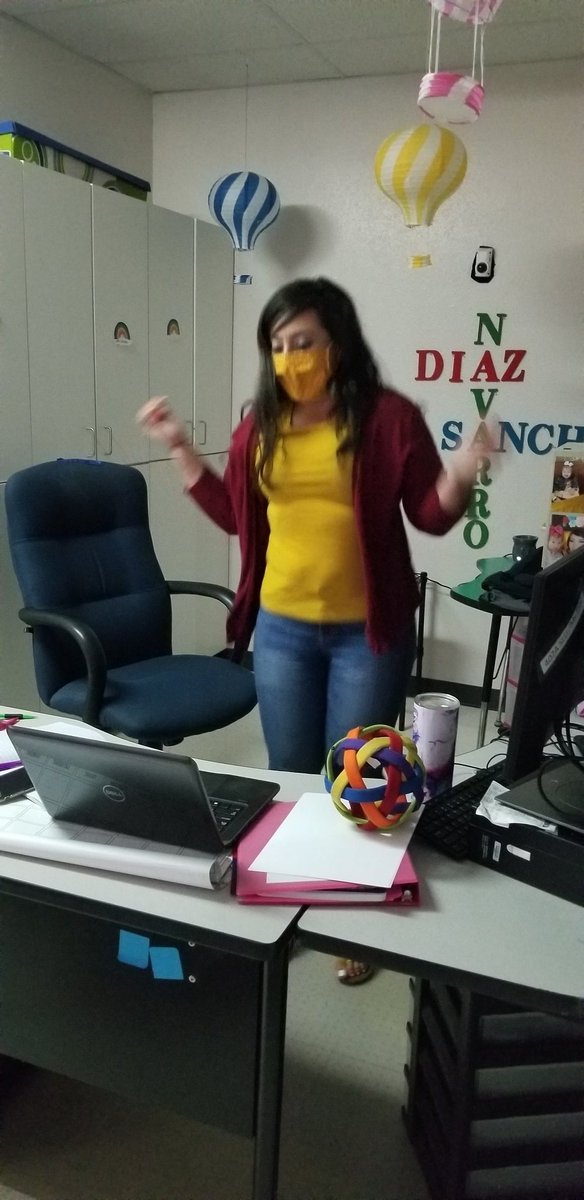 Guillen_Middle's tweet photo. Loved watching @Ndiaz_DWS interact during her job-alike training this morning! #TeamSISD #ColtsNation #RiseToTheTOP https://t.co/RcmxafTxQI