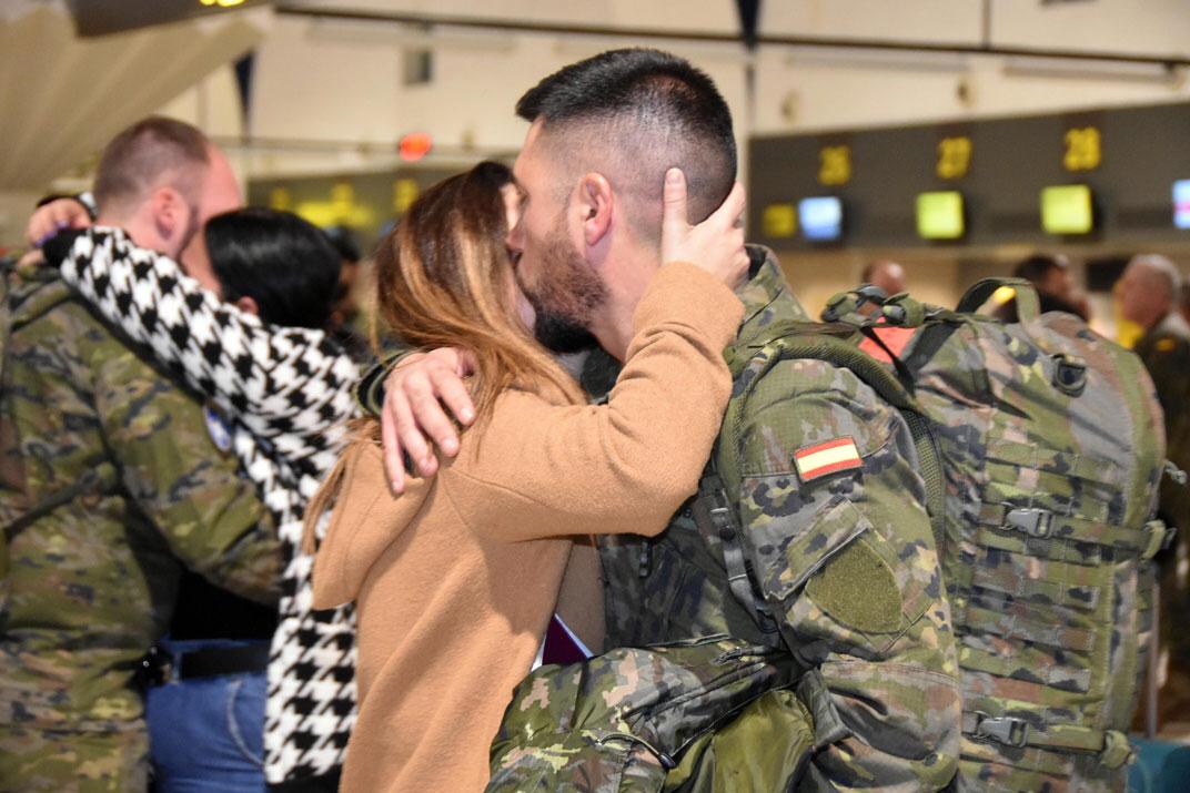 EjercitoTierra's tweet photo. #Buenasnoches . A lo largo del año los componentes del #EjércitodeTierra y sus familias realizan un esfuerzo muy importante para proteger la libertad, los derechos y el bienestar de los españoles. #SomostuEjército 🇪🇸 https://t.co/oIHVgTK2xK https://t.co/wUbm3eEgg6