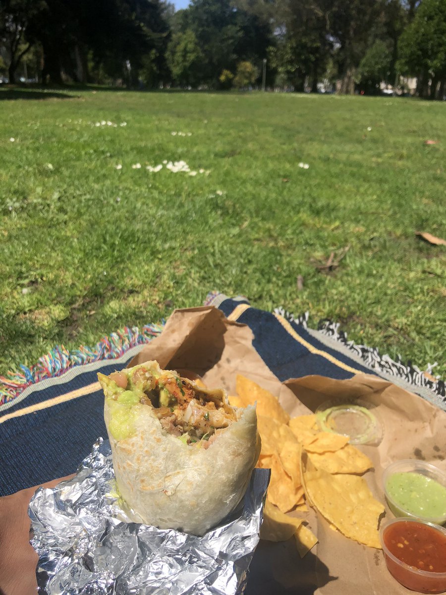 andrewcyu's tweet photo. Burrito break 😇 haven’t stopped thinking about Mexican food since you mentioned tacos last night @cahouser 🌯 🌮 #burritobreak https://t.co/vcjMltJFvy