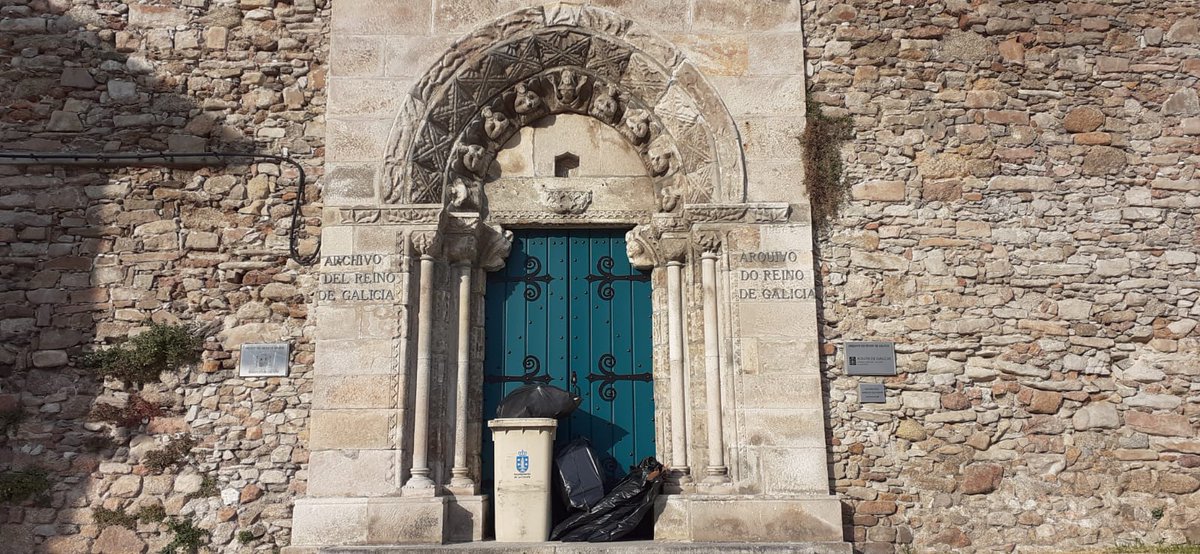 Sexa ou non un feito puntual, non deixa de ser unha agresión ao noso patrimonio. Tamén unha mostra de desleixo cara ás nosas institucións nacionais (o Arquivo do Reino de Galiza) e a nosa historia, as nosas Murallas e a porta de Santo André do noso Gremio de Mareantes.