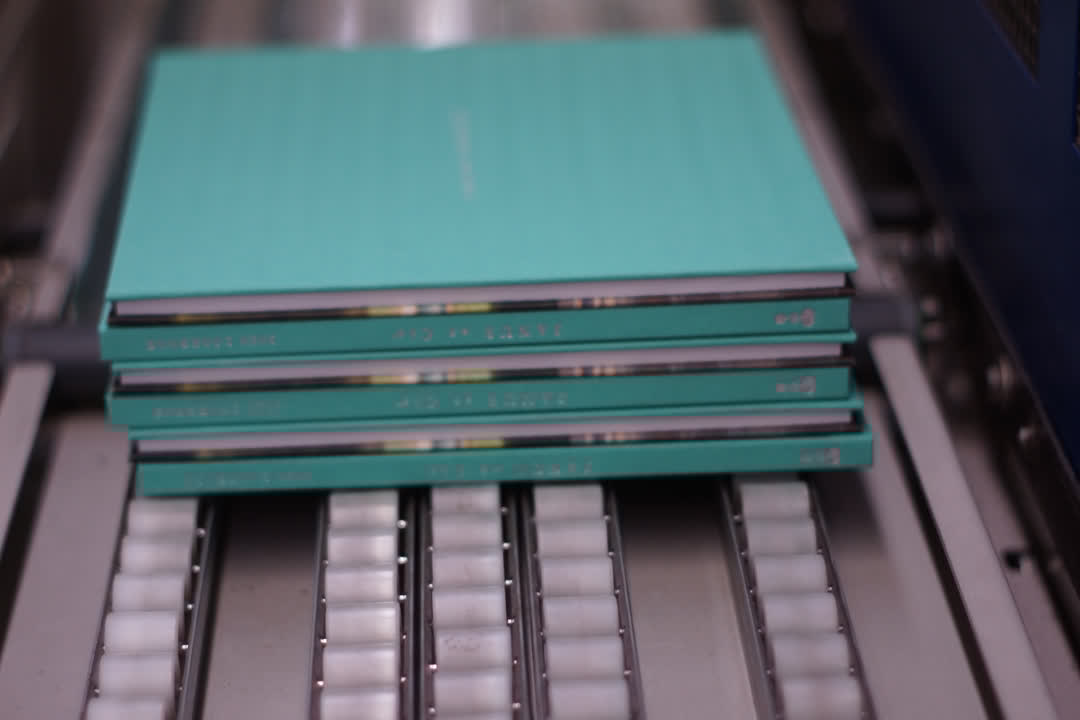 rosbookbinding's tweet image. Moving through the line.