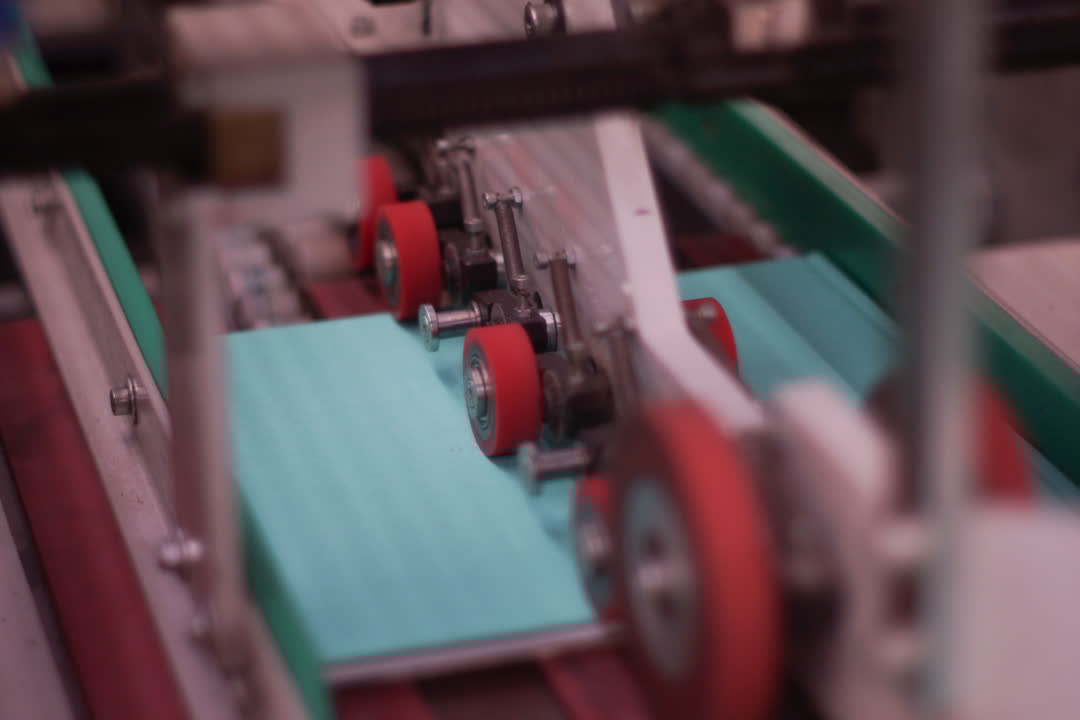 rosbookbinding's tweet image. Moving through the line.