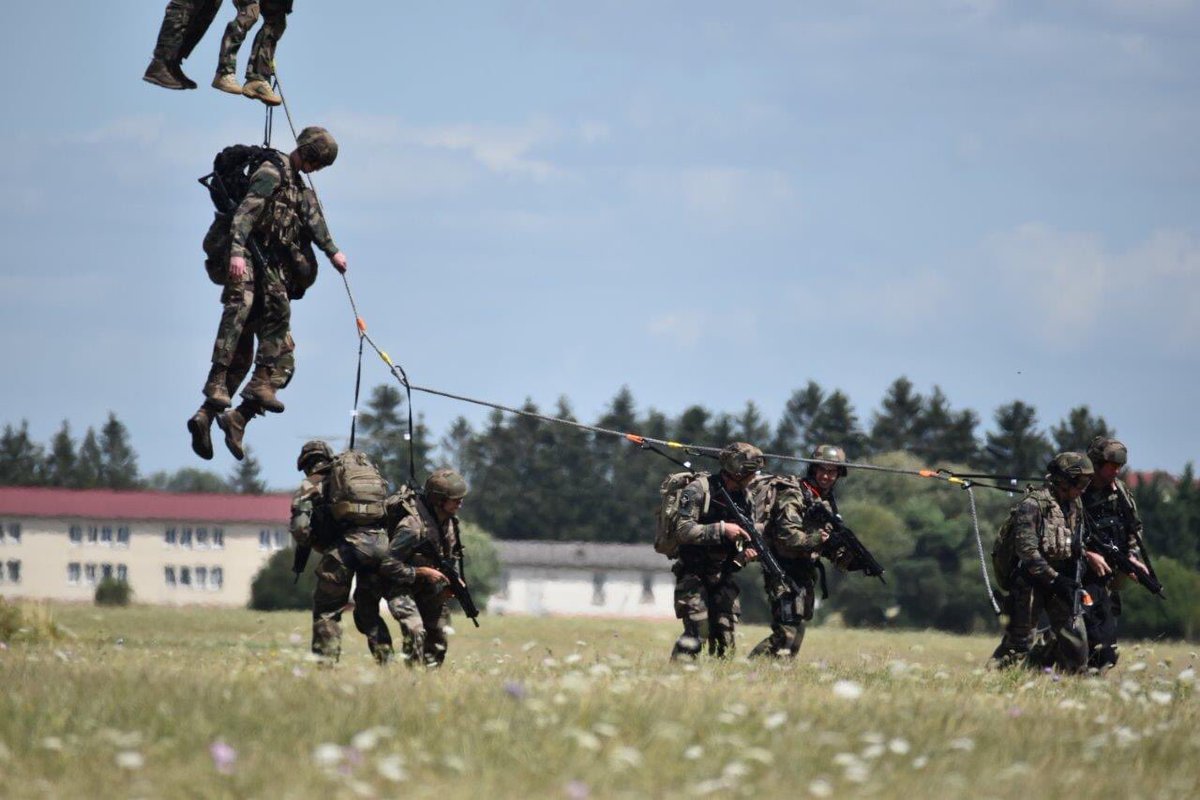 7e_brig_blindee's tweet image. #3eRG 💣
#PrépaOps
Stage aéro cordage avec @CDC3RHC 😏🚁 pour les plongeurs de la  @7e_brig_blindee 

Compétences et savoir-faire tactiques à conserver pour les plongeurs de combat du génie PCG👏👍😀