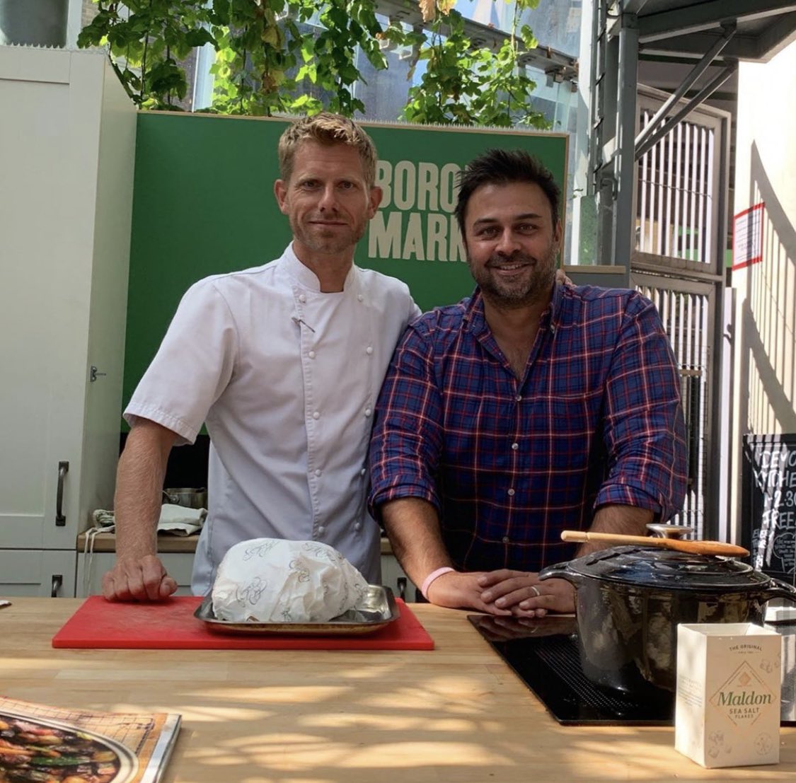 Hayden1974's tweet image. #throwbackthursday to last year &amp;amp; My demo residency series in @boroughmarket #Demokitchen with good friend &amp;amp; housewives favourite @dhruvbaker1 hosting .. 🎤 👨‍🍳👌
@GingerPigLtd 
@maldonsalt 
#chefs