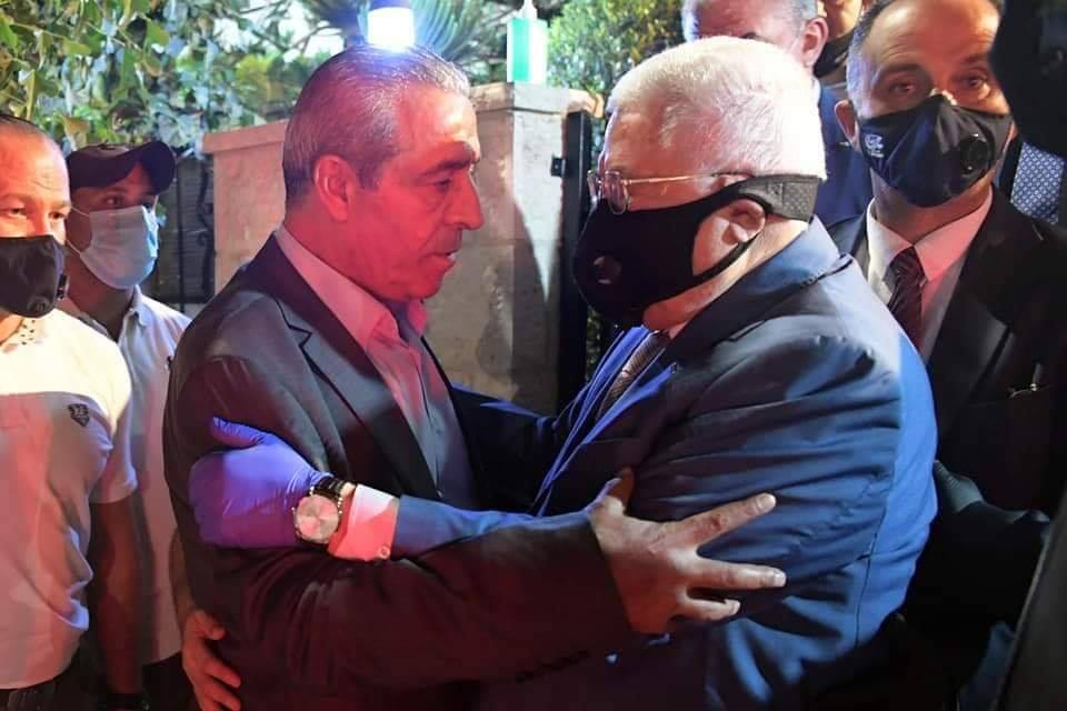 אבו מאזן בא לנחם את בכיר הרשות האחראי לקשרים עם ישראל, חוסיין א-שייח, שאחיו נרצח אתמול במהלך סכסוך חמולות ברמאללה.
היום חוסיין א-שייח אמר שהיה מעדיף אילו מת אחיו מקליע ישראלי ולא מידיים פלסטיניות
אין סוכת אבלים בגלל הקורונה
צמרת הפת