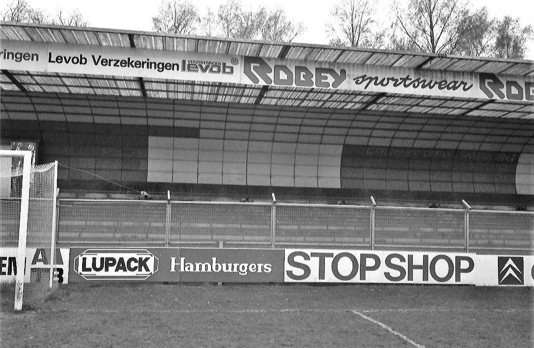 OldiesDTC1's tweet photo. Klopt! En op die aanhanger dus, maar ook op de hokjes voor de kaartverkoop, en natuurlijk op de reclameborden. 💪🏻 #stopshop #zonderverledengeenheden ⚪🔵
@DeGraafschap - #OldiesDTC https://t.co/OXOWv5RL5b