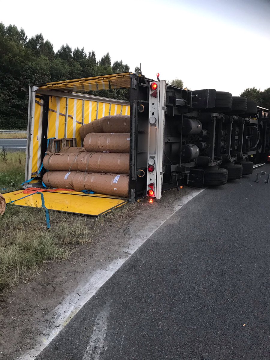 OVD_Harold's tweet photo. #A1 li 162,9 VA gekanteld op de toerit naar de A1. De chauffeur is gelukkig met lichte verwondingen eruit gekomen. Voor mij een mooi stukje van huis😳 https://t.co/pFHnslNiaz