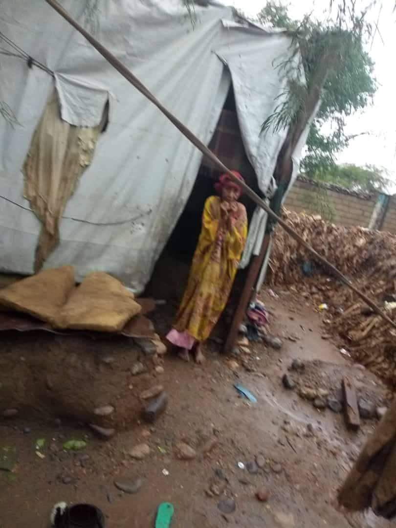 بيتها من الطين والقش 
وحرفياً صار لحافها السماء وفراشها الطين والامطار تغرقهم
أوصلوا معاناتهم شاركوا 
..#تهامه_منكوبه 
#تهامه_تستغيث 
#انقذوا_تهامة