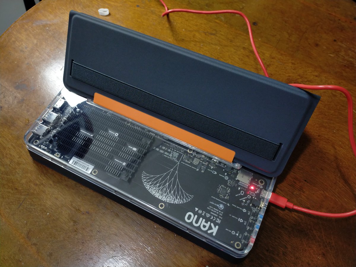 hortense667's tweet image. 米国・英国で話題の子ども向けPC。
Kano PCが日本で発売されることになったゾ！
背面がシースルー。
マニュアルには、内部を拡大して見るための虫メガネが着いてくる！　想像以上に「愛」のこもった製品。
まだ開封しただけだが、個人的には歴代ベスト３に入るカワいいハードウェアではないか！！