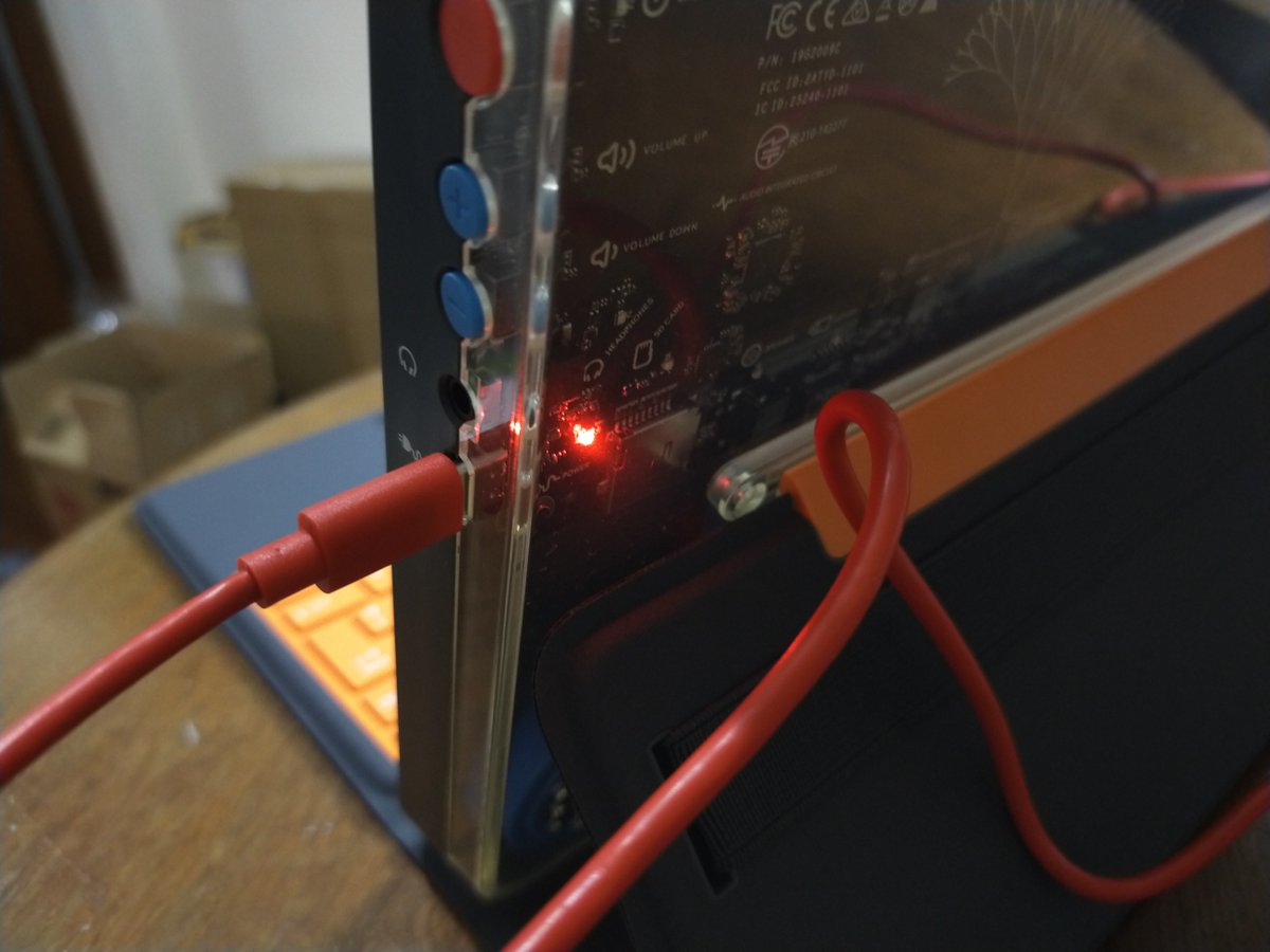 hortense667's tweet image. 米国・英国で話題の子ども向けPC。
Kano PCが日本で発売されることになったゾ！
背面がシースルー。
マニュアルには、内部を拡大して見るための虫メガネが着いてくる！　想像以上に「愛」のこもった製品。
まだ開封しただけだが、個人的には歴代ベスト３に入るカワいいハードウェアではないか！！