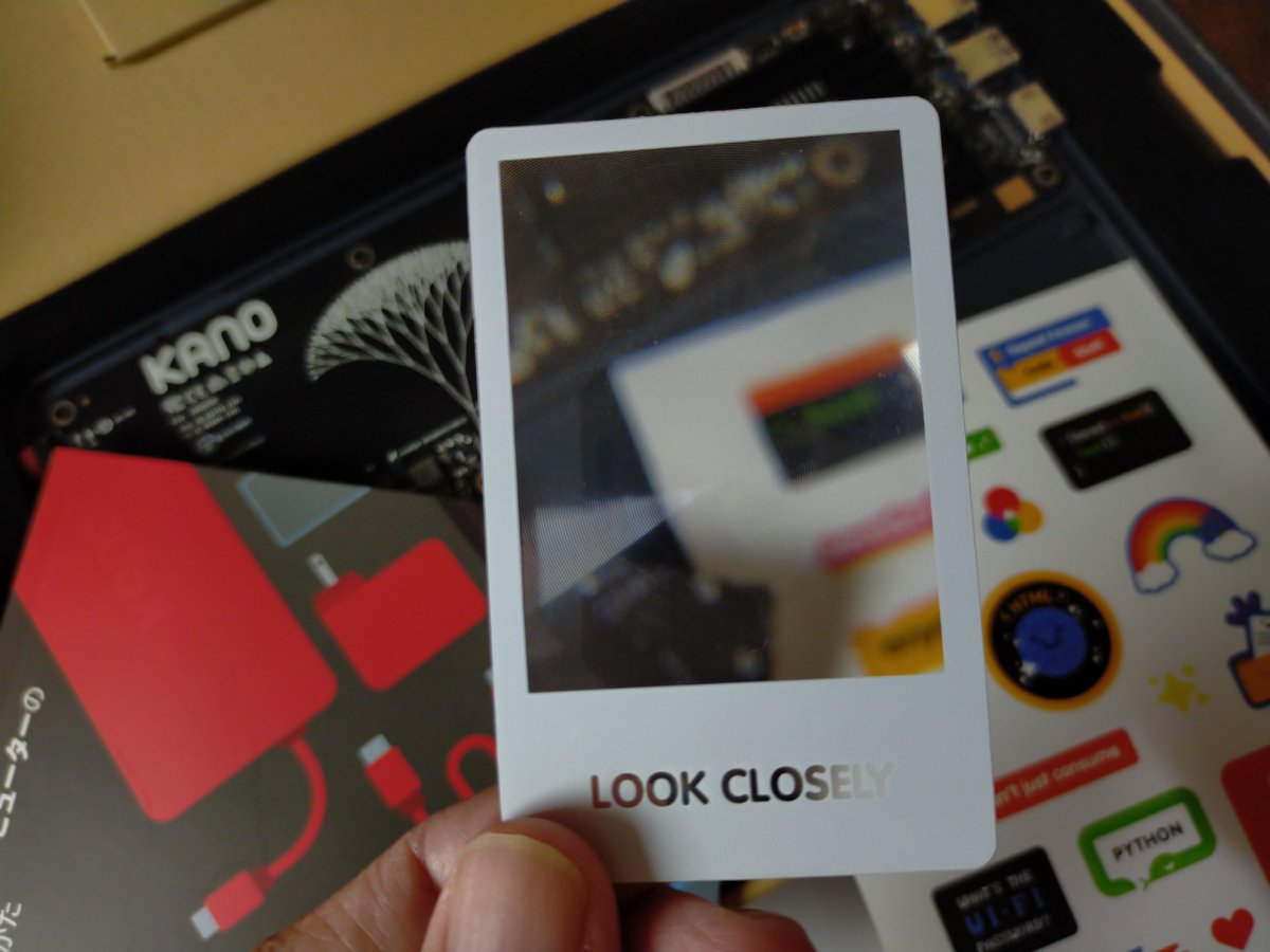 hortense667's tweet image. 米国・英国で話題の子ども向けPC。
Kano PCが日本で発売されることになったゾ！
背面がシースルー。
マニュアルには、内部を拡大して見るための虫メガネが着いてくる！　想像以上に「愛」のこもった製品。
まだ開封しただけだが、個人的には歴代ベスト３に入るカワいいハードウェアではないか！！