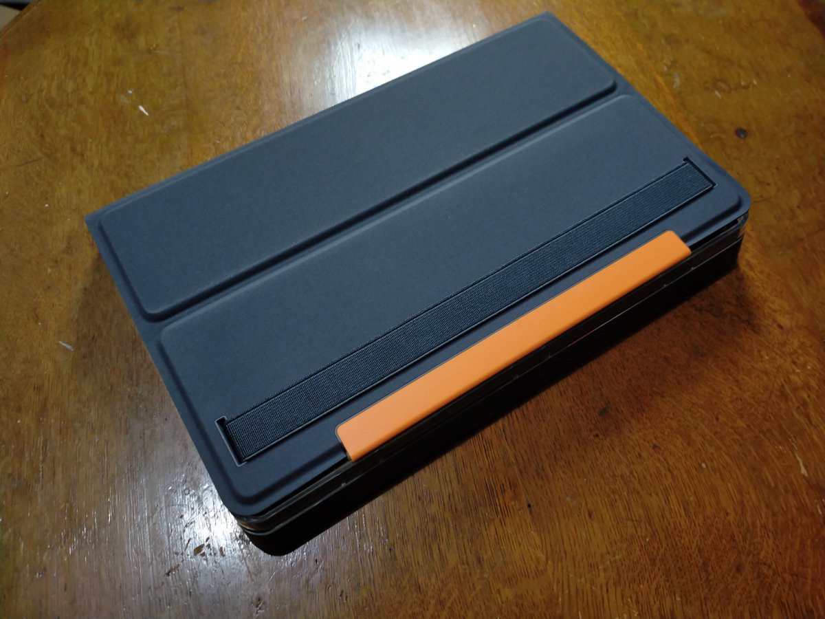 hortense667's tweet image. 米国・英国で話題の子ども向けPC。
Kano PCが日本で発売されることになったゾ！
背面がシースルー。
マニュアルには、内部を拡大して見るための虫メガネが着いてくる！　想像以上に「愛」のこもった製品。
まだ開封しただけだが、個人的には歴代ベスト３に入るカワいいハードウェアではないか！！