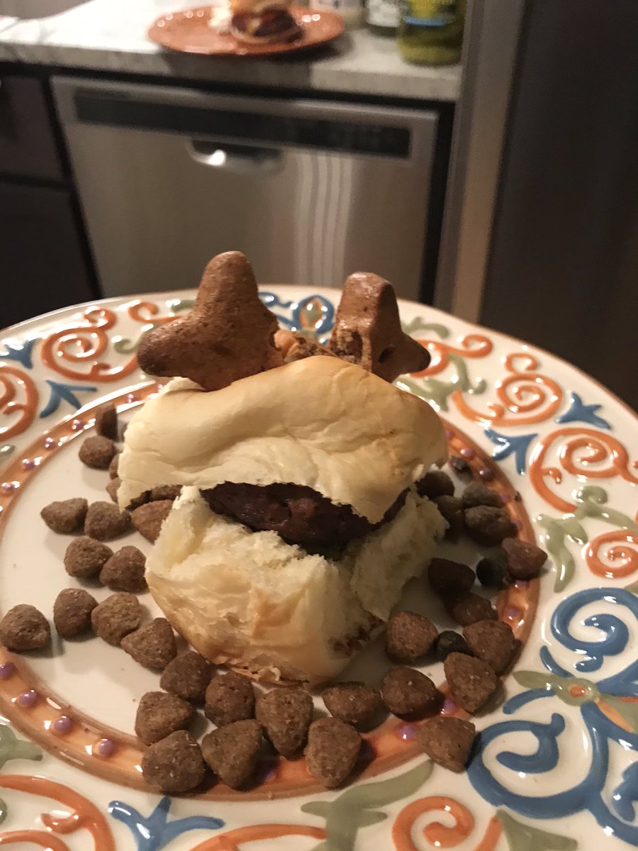 bigalhamilton11's tweet photo. Doggo burger for the doggo! 🐶#dogsoftwitter #dogfooding #greylab #chefsoftwitter #stlchef #jamesbeard https://t.co/UzddR7hBdq