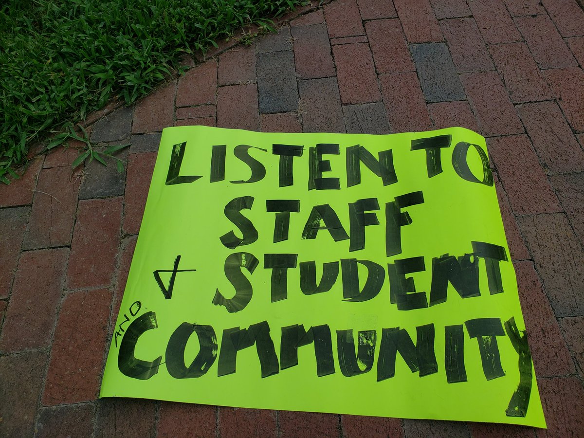 This is also endangering the lives of our lowest paid workers at the university.  @unc4cola ,  @workersunionunc , including graduate students, black and brown staff members and of course, the housekeepers. (3/n)