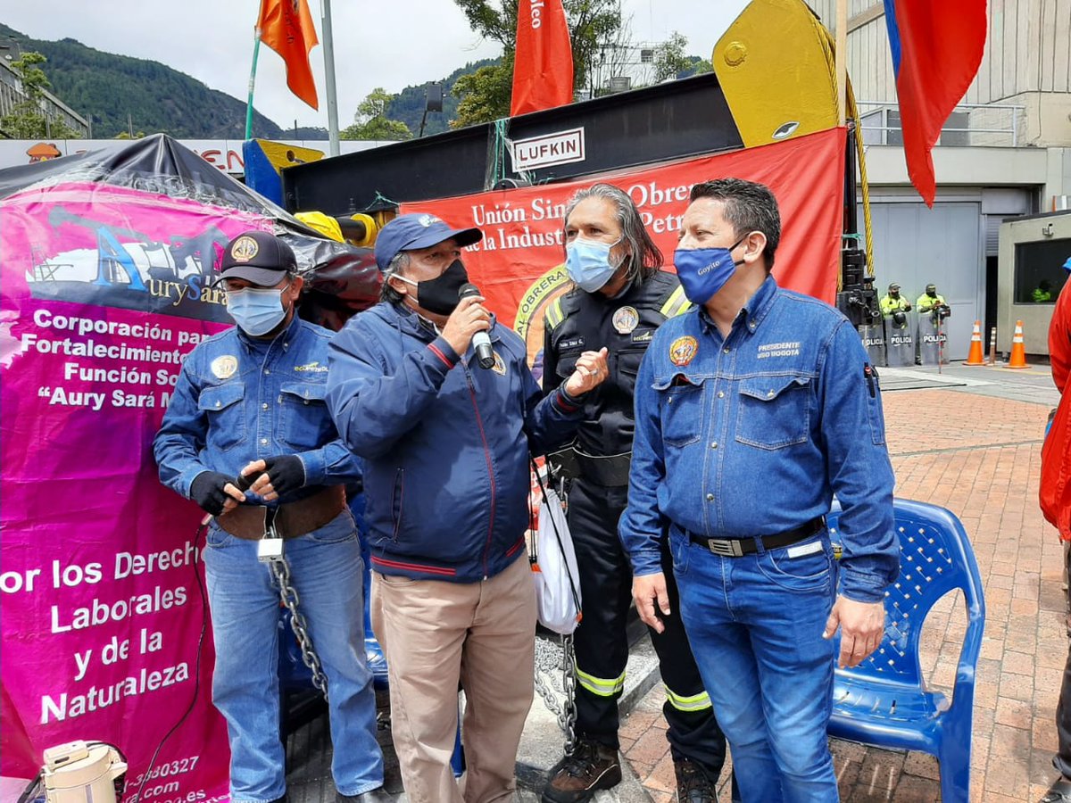 LuisFerLoaizaC's tweet photo. ganaremos  #BatallaPorLoPúblico  junto a los obreros encadenados al Machín de la Resistencia, cueste lo q cueste, dure lo q dure esta lucha la ganamos. https://t.co/zWfVO5Iq0w