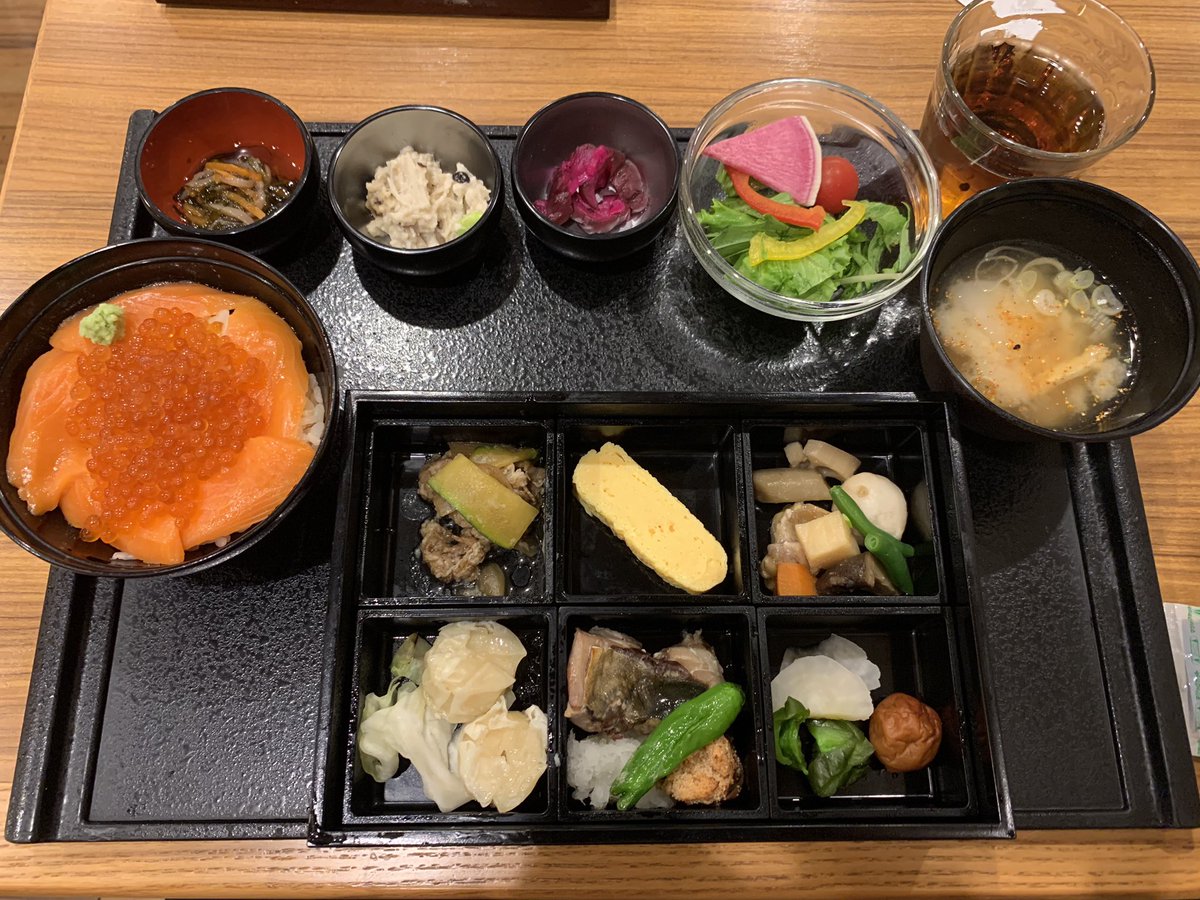 ski_daisuke's tweet photo. 海鮮丼とか久しぶりに食べたけど美味しかったです😋
和菜お重膳もバランスも量もいい感じでした！

今日の宿もお楽しみに✈︎ https://t.co/WQKQ4paLP5